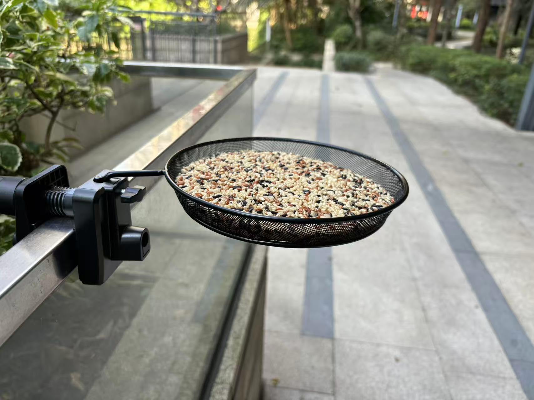 WOWARE durable birdseed tray mesh supports multiple birds at once