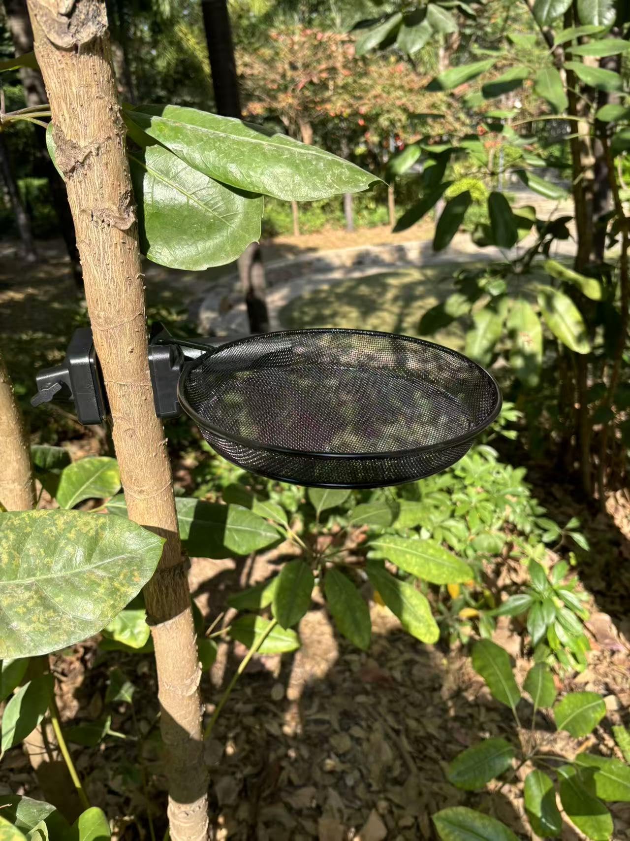 WOWARE easy-install feeder clamp simplifies setup on fences or poles