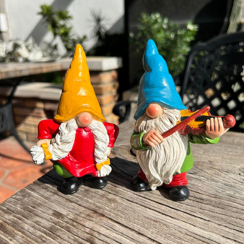 WSHMZYHOME decorative gnome pair brings personality to garden settings.