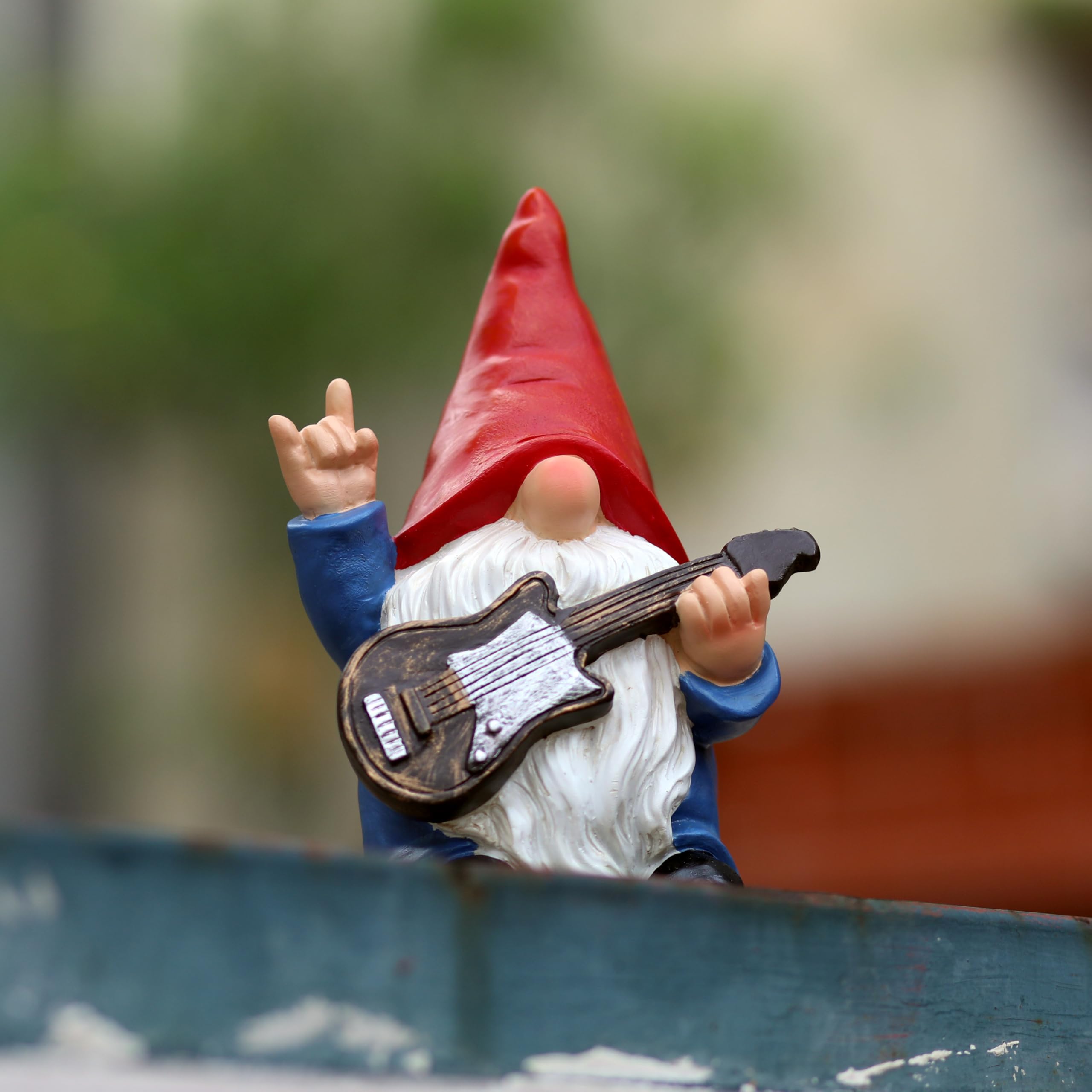 WSHMZYHOME weather-resistant materials keep the gnome outdoors