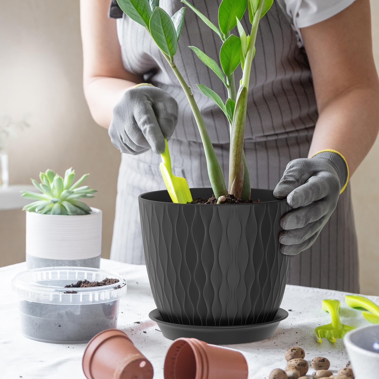 WSMKSZ 7-inch pot shows drainage holes and saucers for efficient water drainage.
