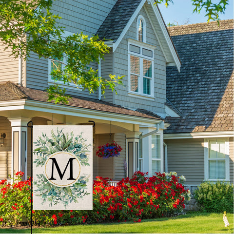 Wyooxoo burlap-texture garden flag adds rustic charm to outdoors.
