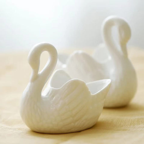 XESAGSNV Swan candle-holder doubles as decorative plant pot.