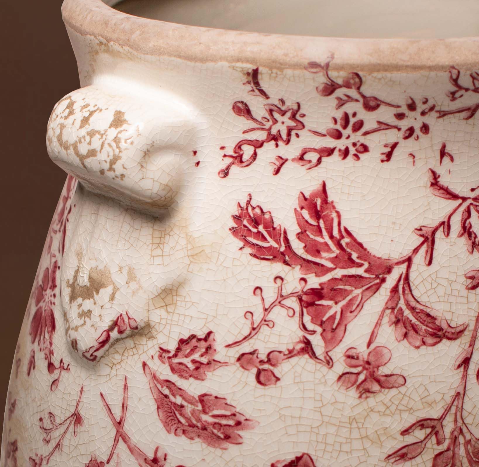 Xiaan Jiaju red planter on a bookshelf adds timeless charm.