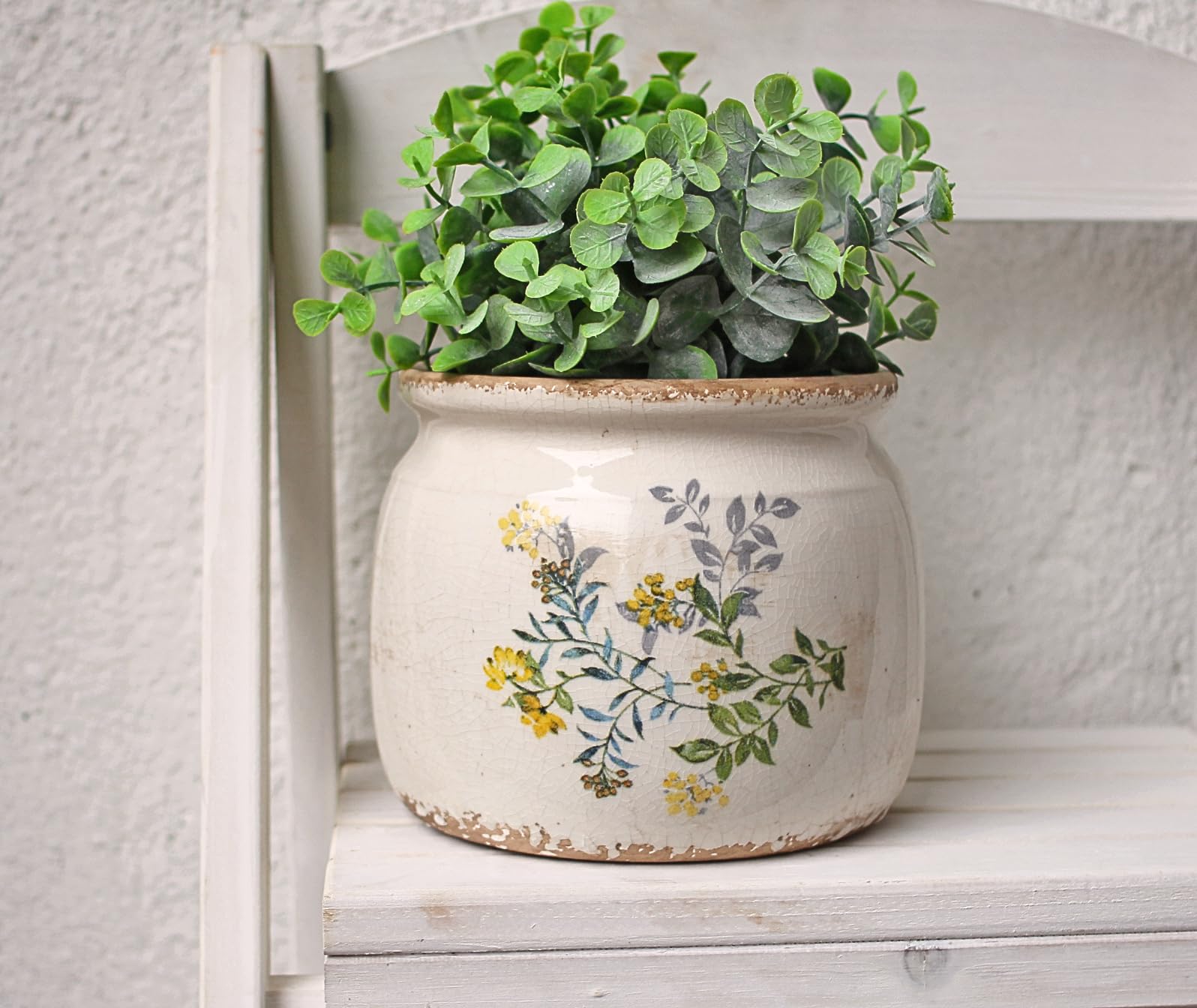 Xiaan Jiaju planter for office decor helps brighten workspaces.