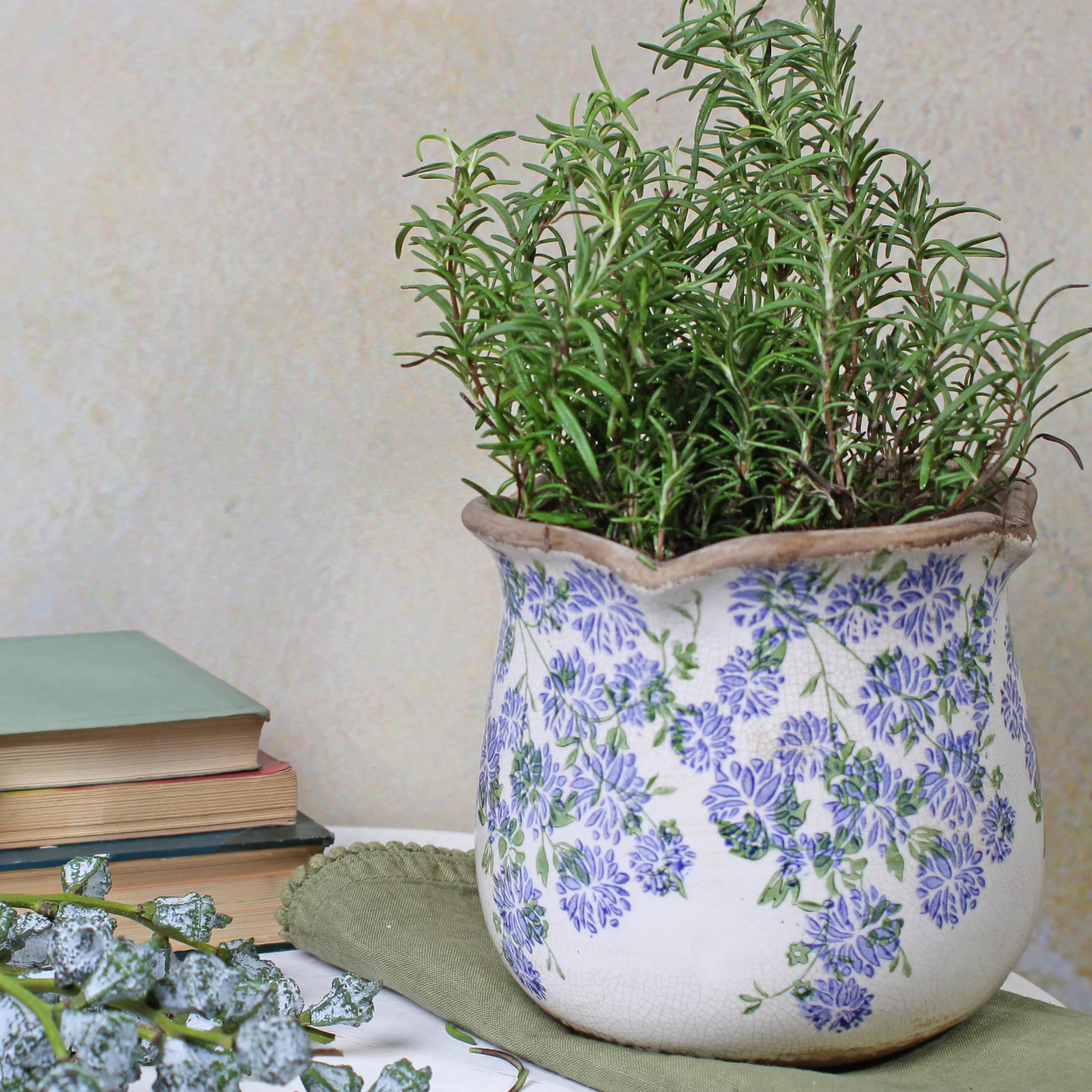 Xiaan Jiaju rustic vintage planter complements modern and traditional interiors.