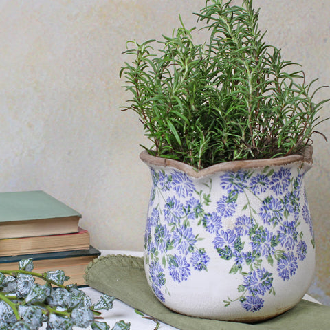 Xiaan Jiaju rustic vintage planter complements modern and traditional interiors.