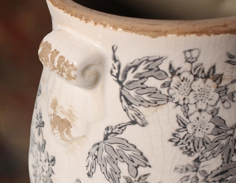 Xiaan Jiaju handmade ceramic pot ideal for desks or windowsills.