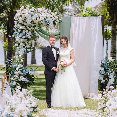 Xiomot wedding arch close-up shows natural wood texture and finish.