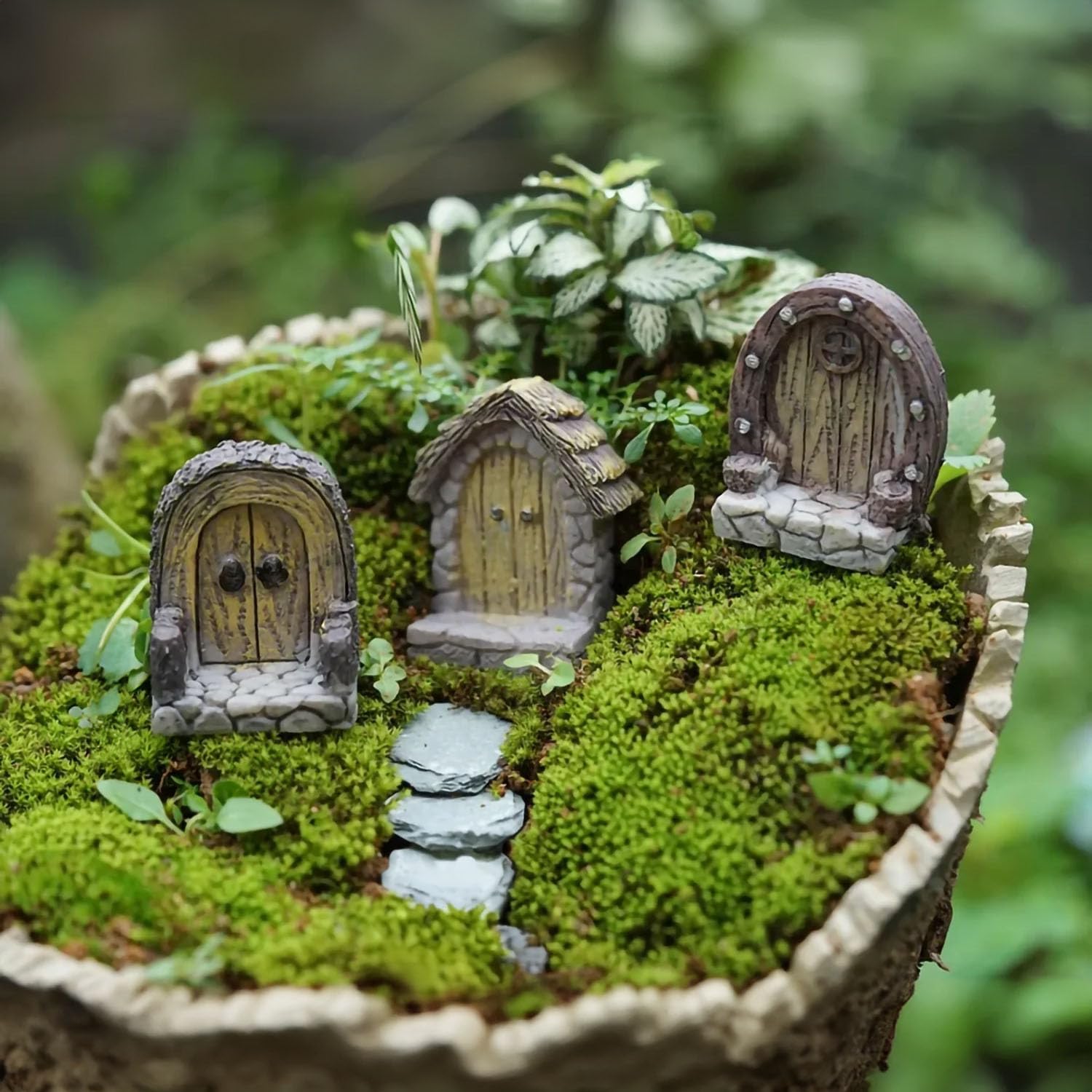 XRI XURUOYI Thatched Hobbit Door creates cottage vibes in mini scenes.