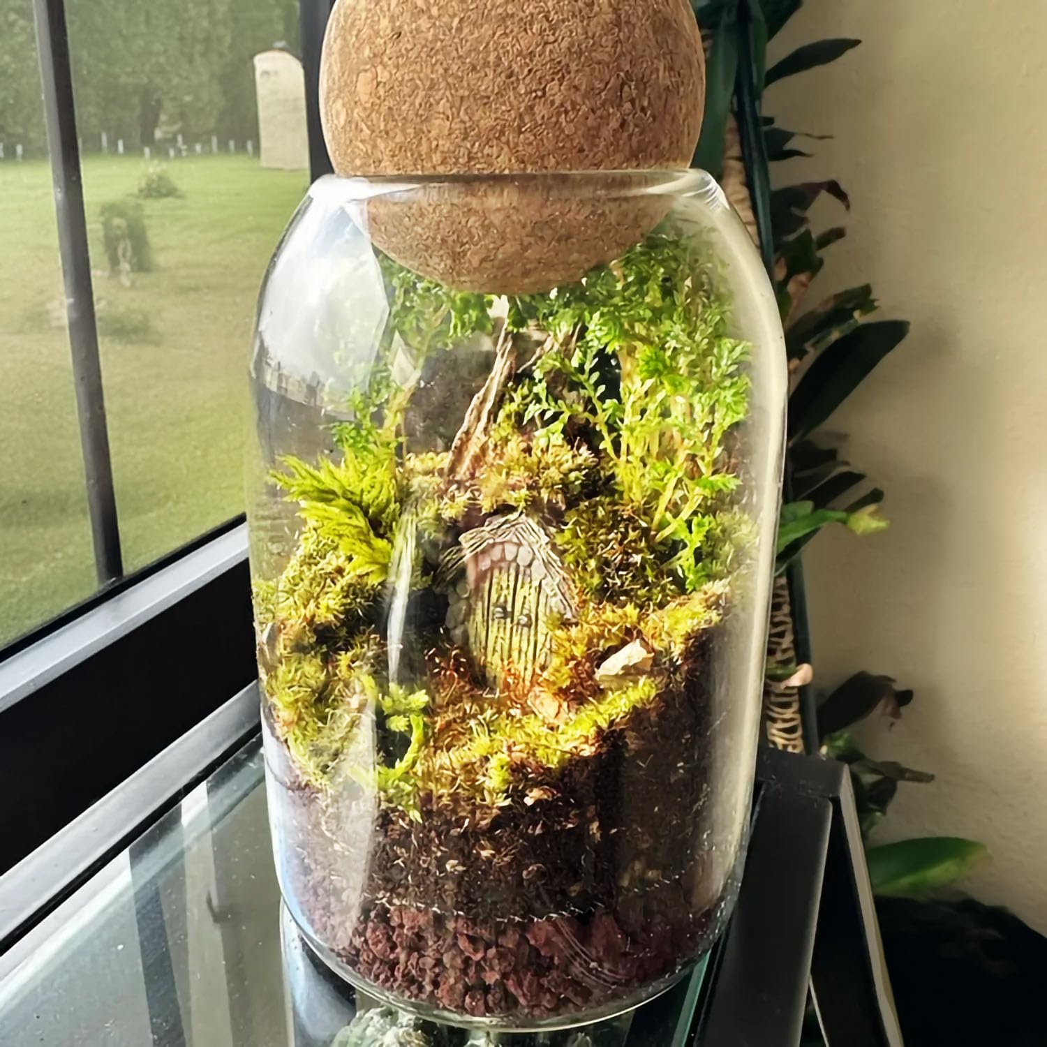 XRI XURUOYI Fairy Door in aquarium setup adds whimsy to underwater scenes.