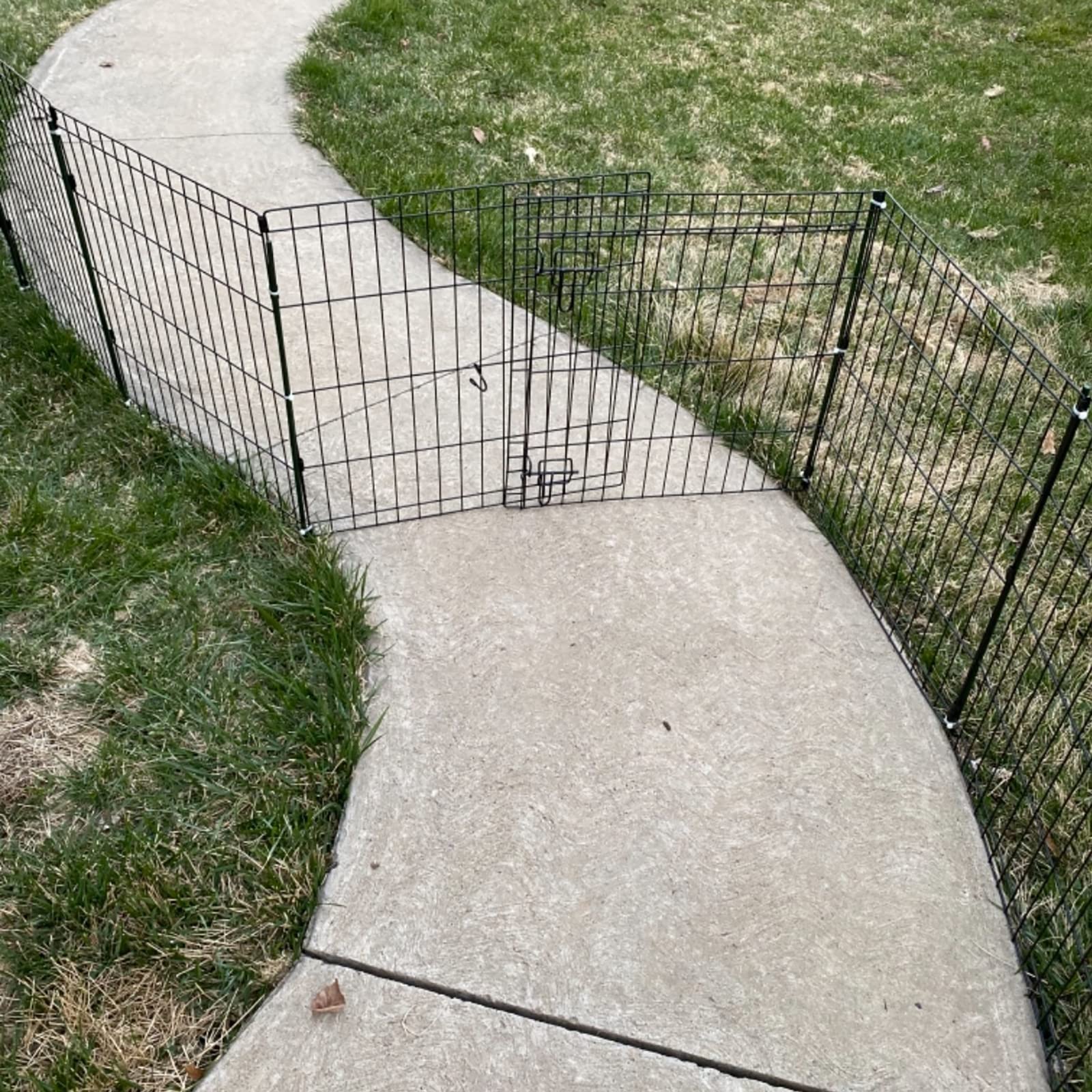 25-pack of Xuwzenkl stakes provides ample garden support.
