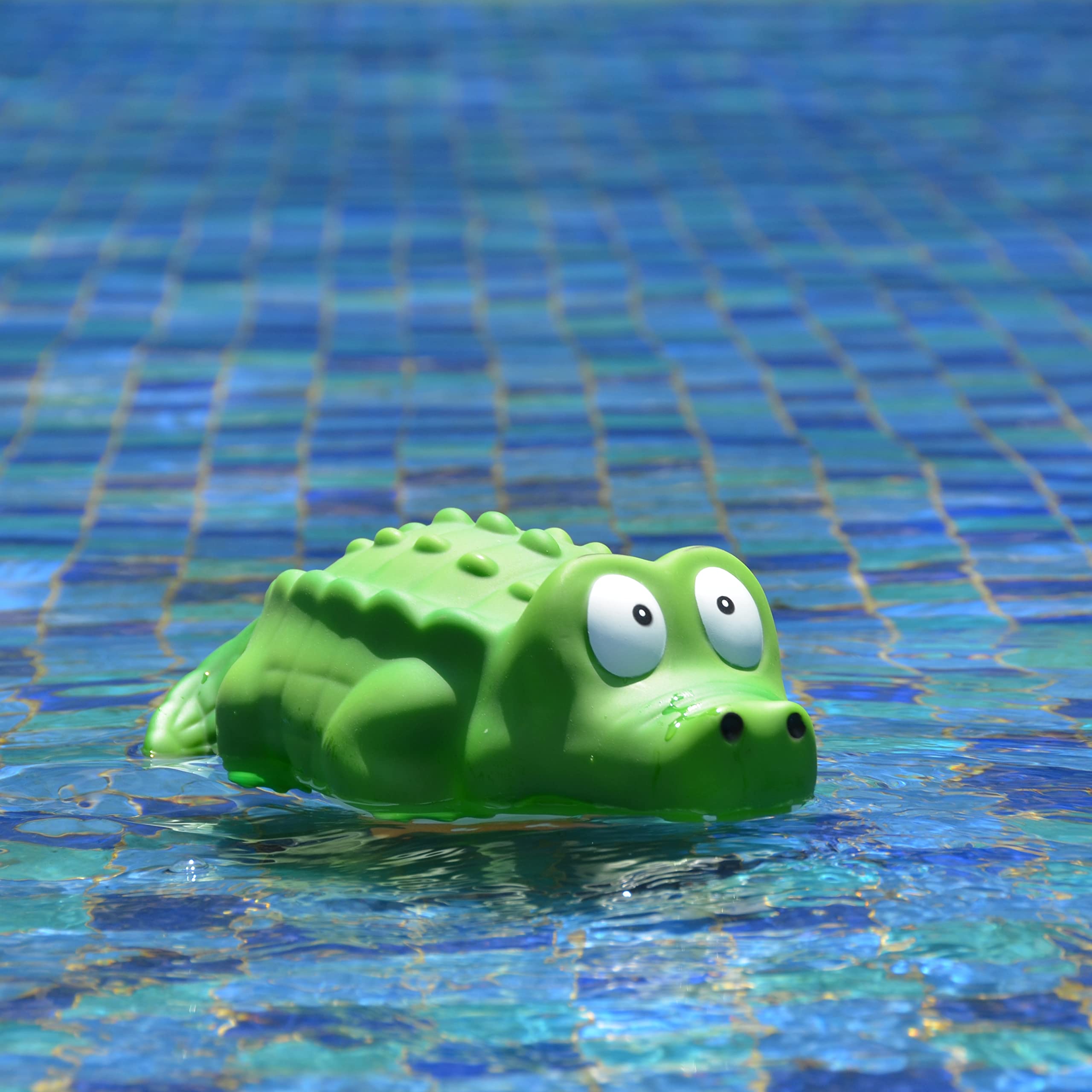 XY-WQ chlorine floater accepts 1-inch and 3-inch tablets.
