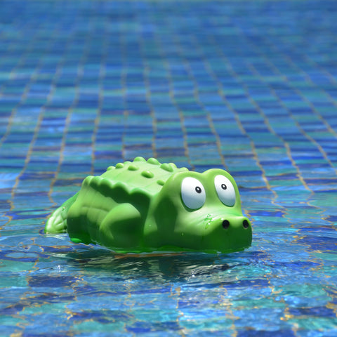 XY-WQ chlorine floater accepts 1-inch and 3-inch tablets.