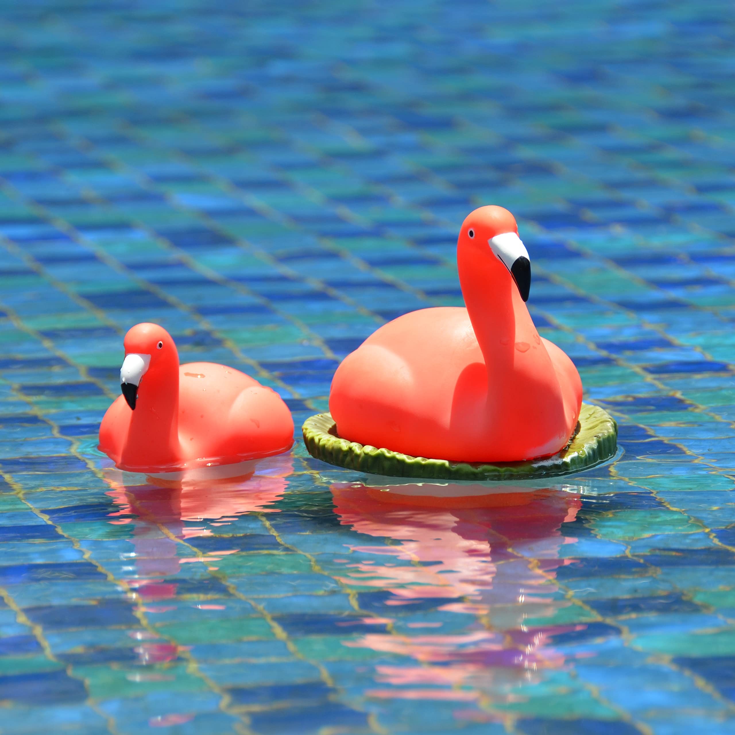 XY-WQ Flamingo Floater durable material resists sun fade and cracking