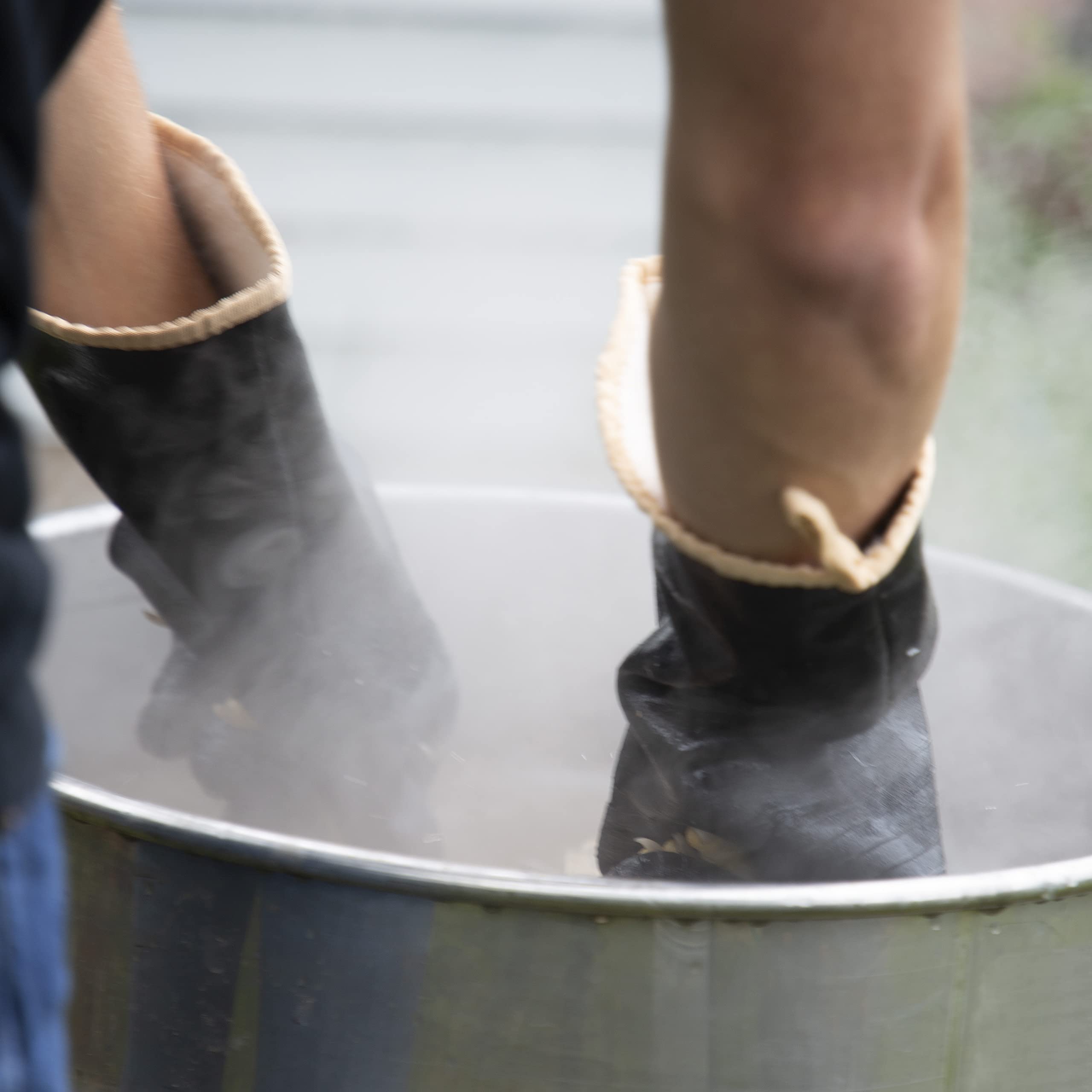Yardbird Poultry Gloves black full-length design provides comprehensive coverage.
