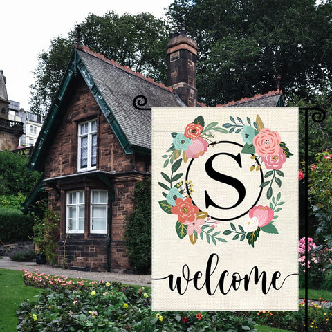 YeeCASE monogram garden flag gift-ready packaging ideal for housewarmings.