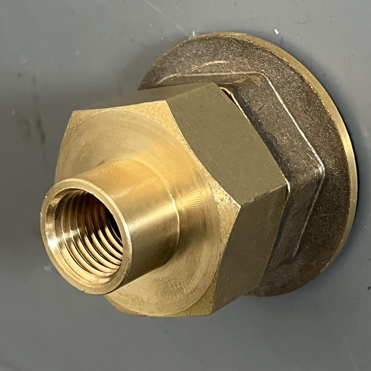YELUN adapter highlighting corrosion resistance for long-lasting outdoor use