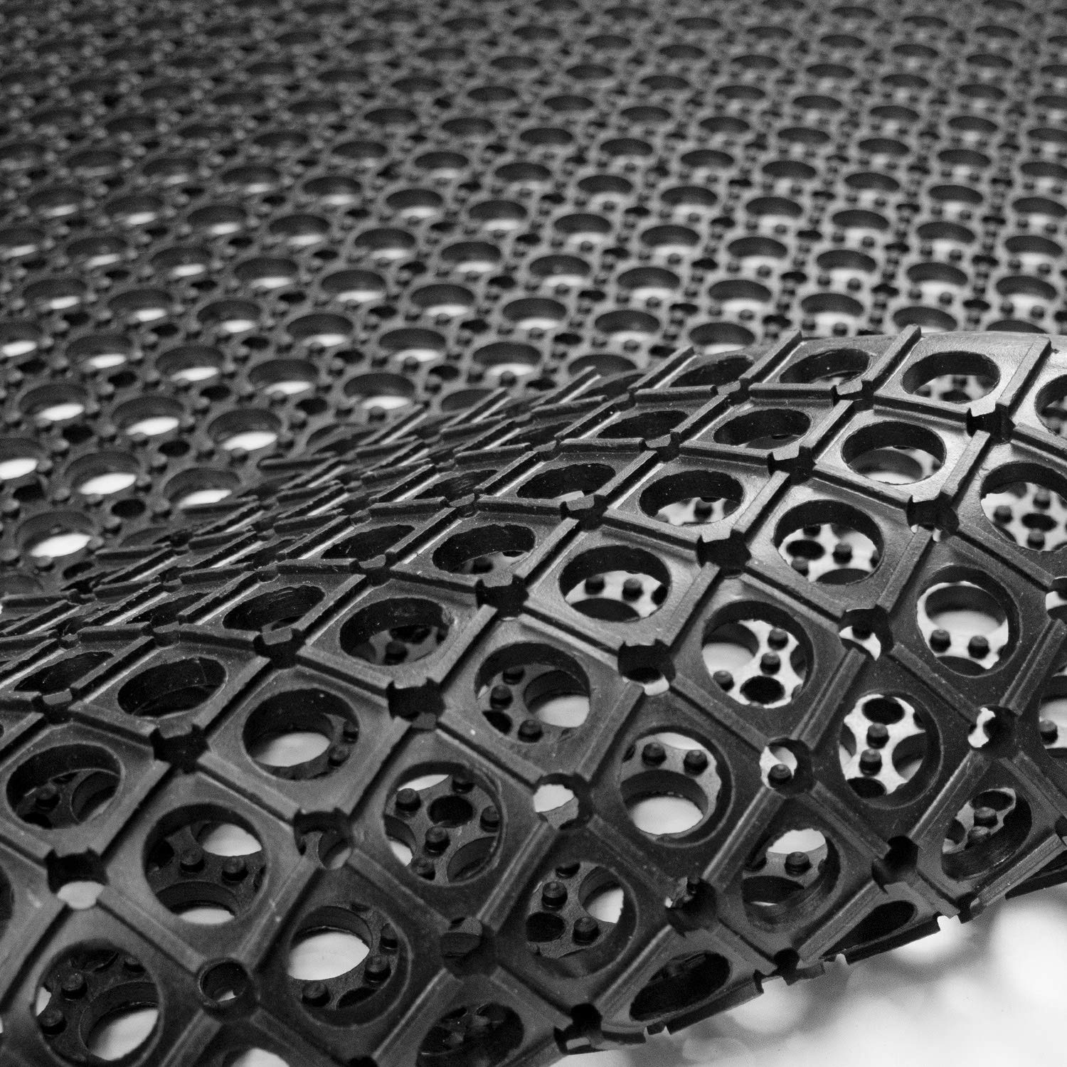 Yesland non-slip grip image emphasizes secure footing on slick floors.
