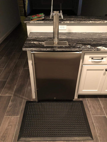 Yesland outdoor-use shot conveys durable, weather-ready performance in high-traffic areas.