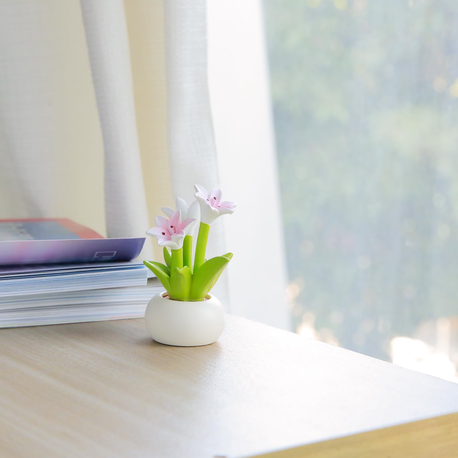 YGMONER calla lily mini figurine serves as a compact desk companion.