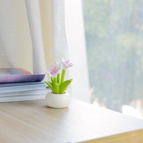 YGMONER calla lily mini figurine serves as a compact desk companion.