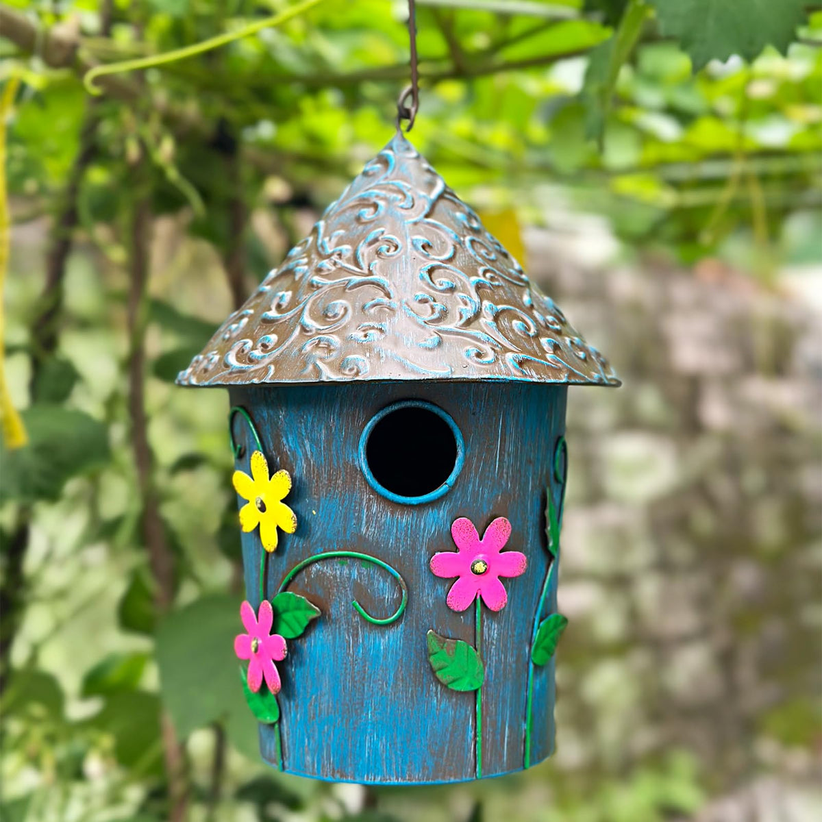 Yhthoha hanging birdhouse with floral pattern and 3D butterfly attracts hummingbirds beautifully