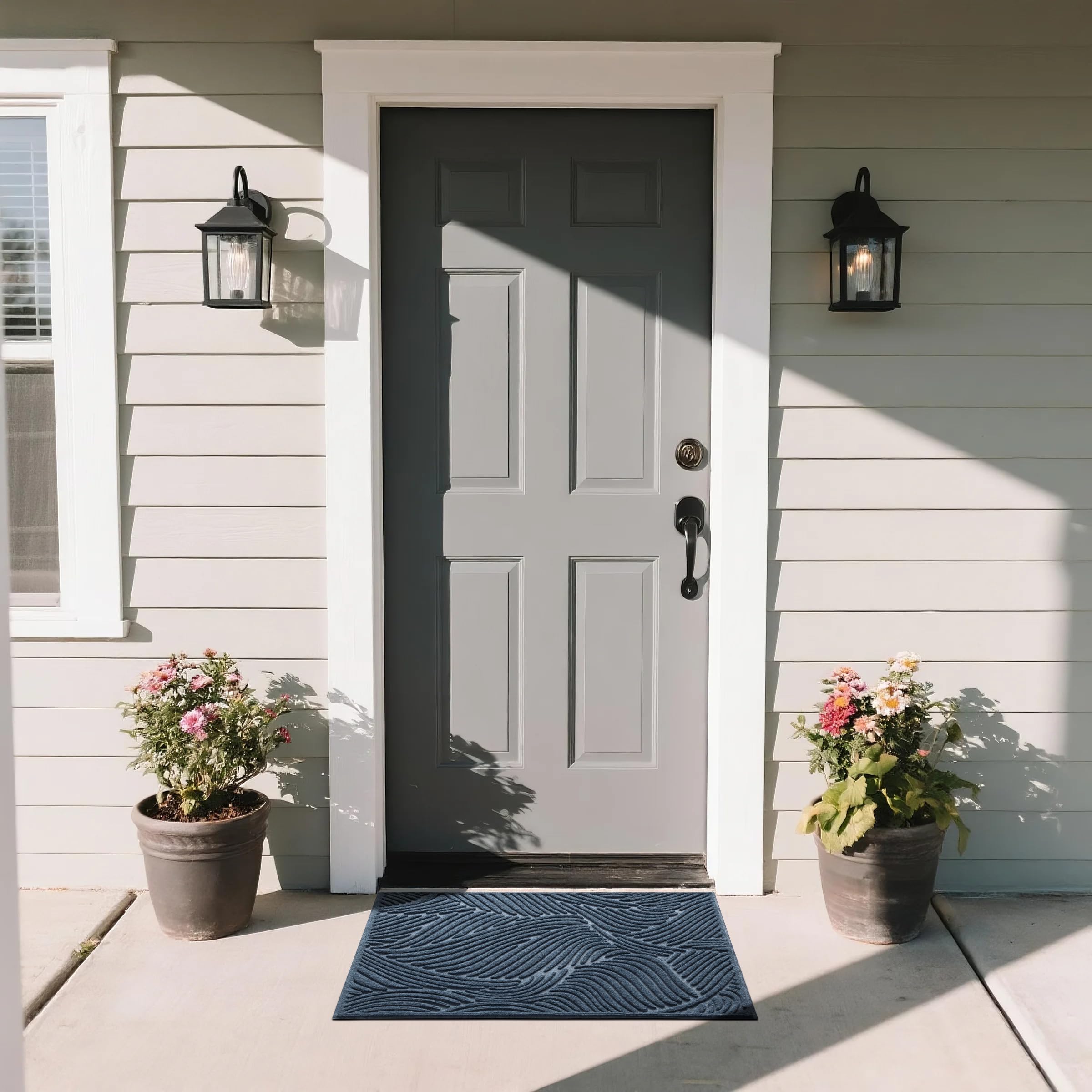 Yimobra doormat features non-slip backing, improving safety at entry doors.