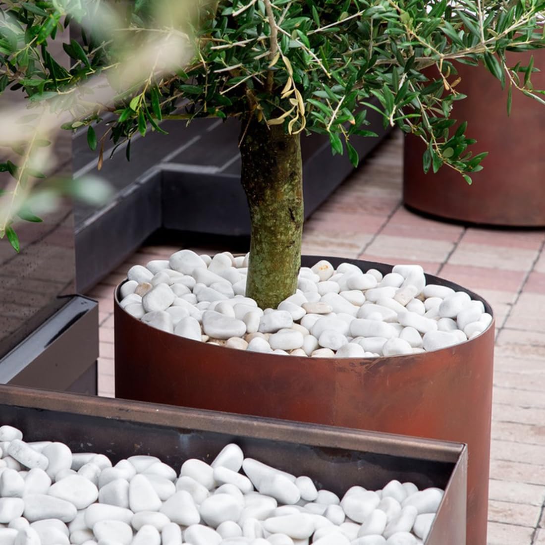 YISZM fish tank rocks create a clean, natural aquarium accent.
