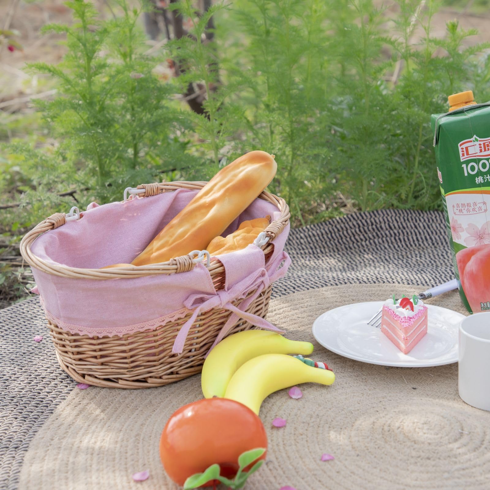 YRLSOTGE wicker picnic basket with sturdy willow build.