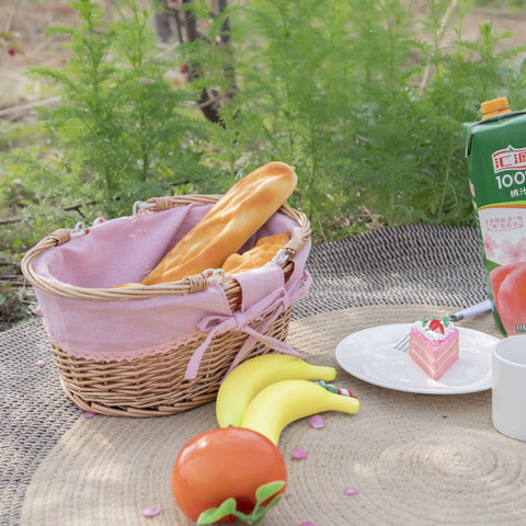 YRLSOTGE wicker picnic basket with sturdy willow build.