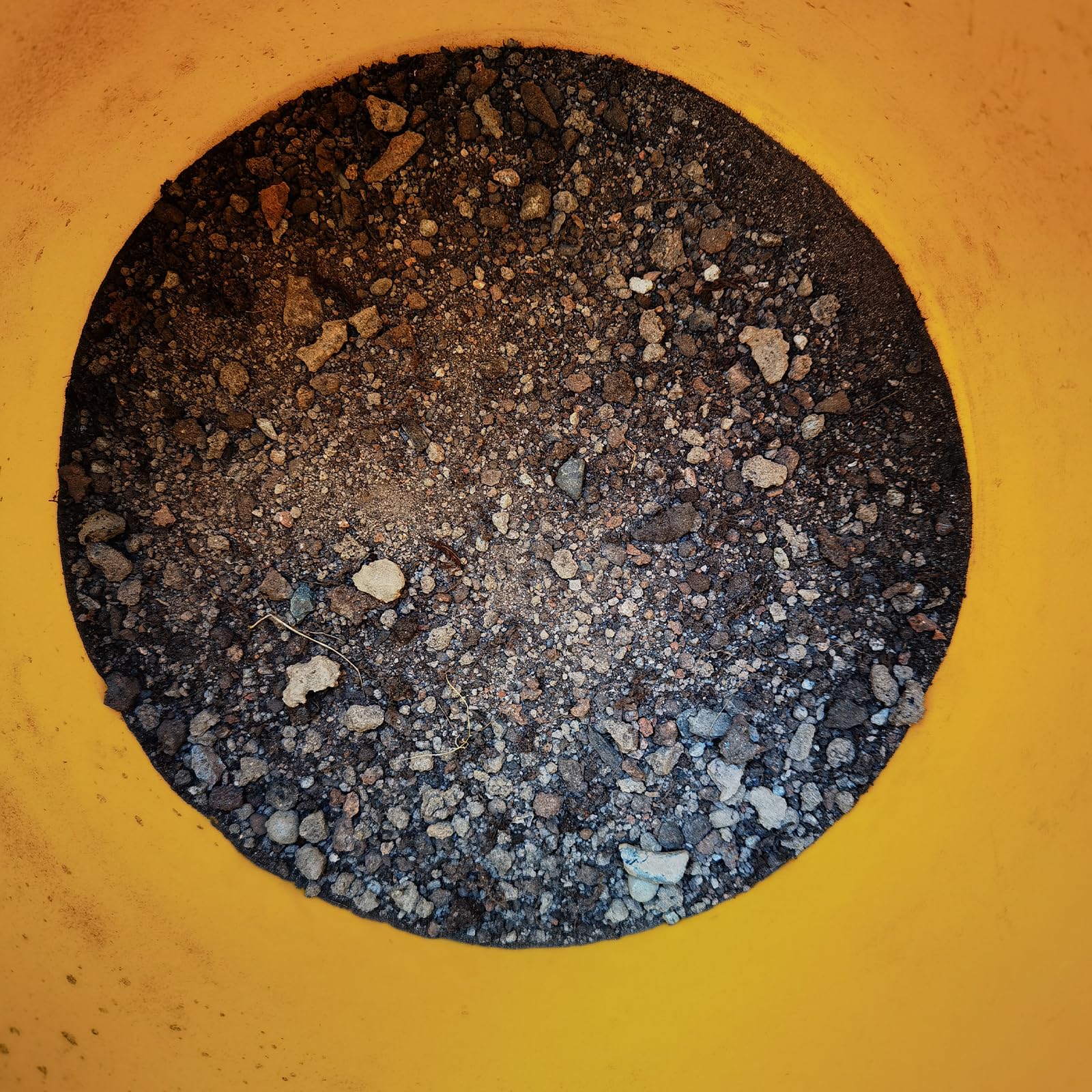 YUEBM integrated bottom screen keeps sifted material contained