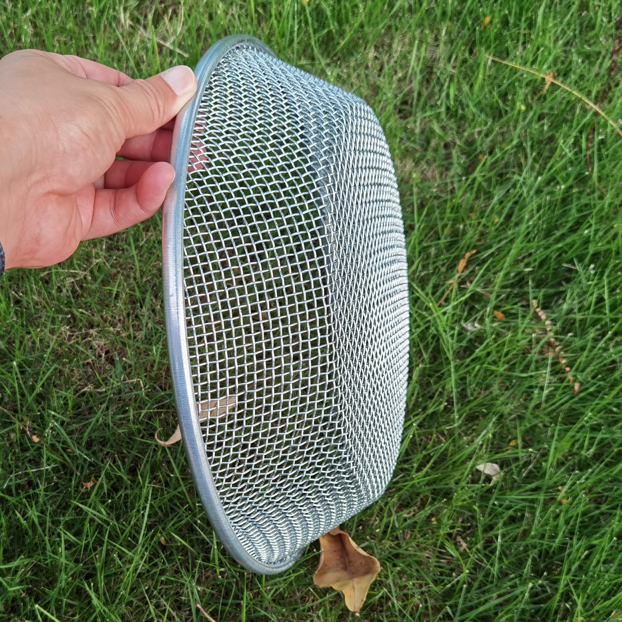 YUEBM heavy-duty mesh sifter handles tough materials without deforming.