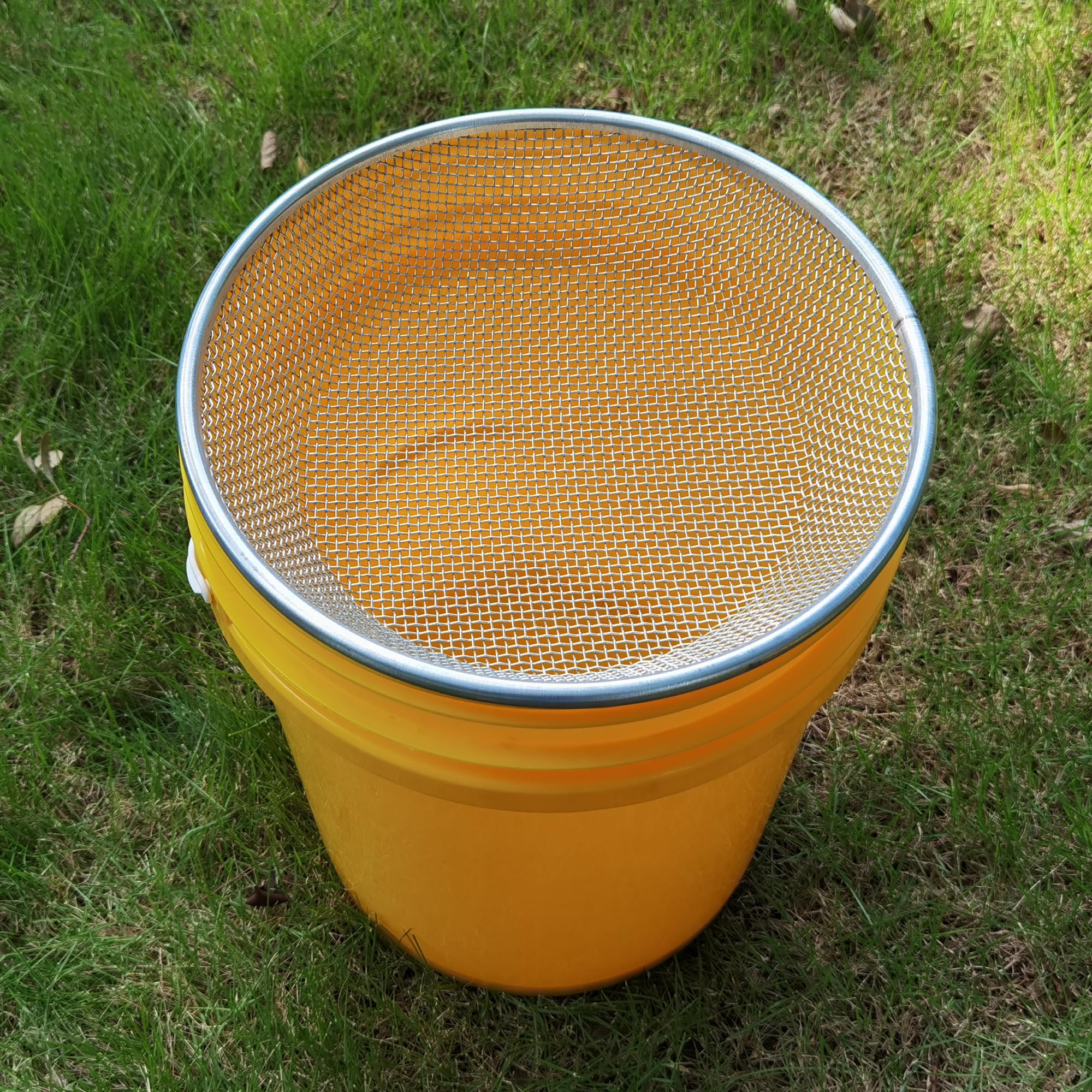 YUEBM Sifter frame close-up emphasizes secure, scratch-resistant design.