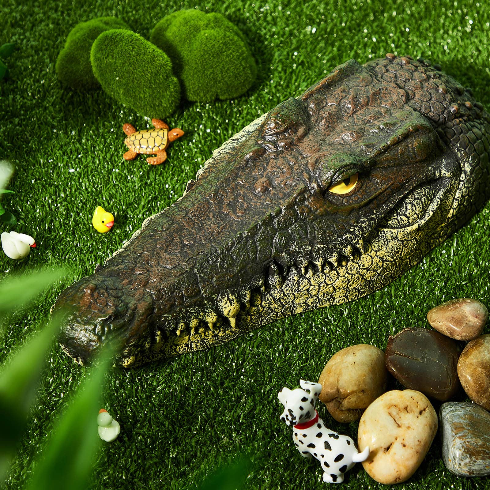 Yulejo 32 cm size ensures visible presence in pond