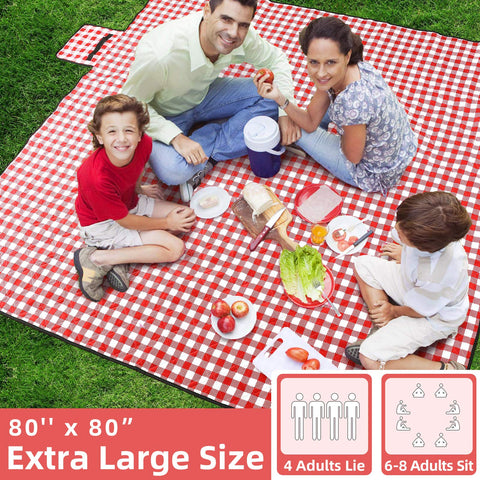 ZAZE blanket with waterproof backside for quick cleanup after damp grass