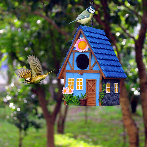 ZLSZTMI bird house hangs securely on a black iron chain in wind.