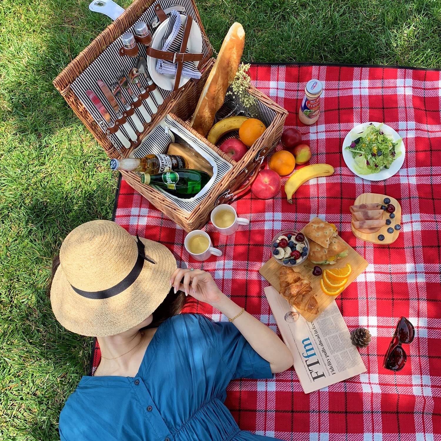 ZORMY basket includes ceramic plates for easy outdoor dining