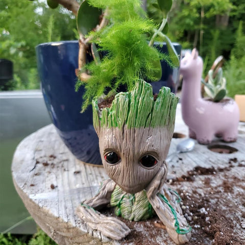 ZUSONUD B-Best Groot flower pot doubles as a cute desk accent.