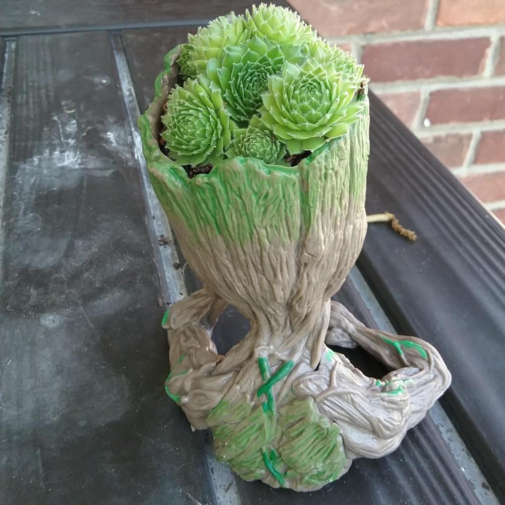 ZUSONUD Groot pot with hollow base stays stable on a desk.