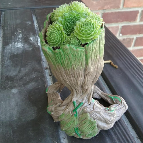 ZUSONUD Groot pot with hollow base stays stable on a desk.