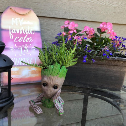 ZUSONUD Groot tree-man planter as a unique desk organizer.