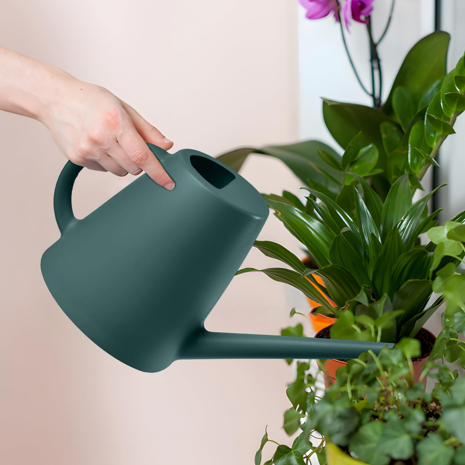 Green ZXJ watering can combines style with practical performance.